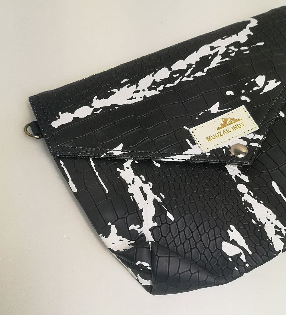 泰國手工 Muuzar Indy 仿鱷魚皮黑白潑墨小手袋 斜孭袋（限量款）