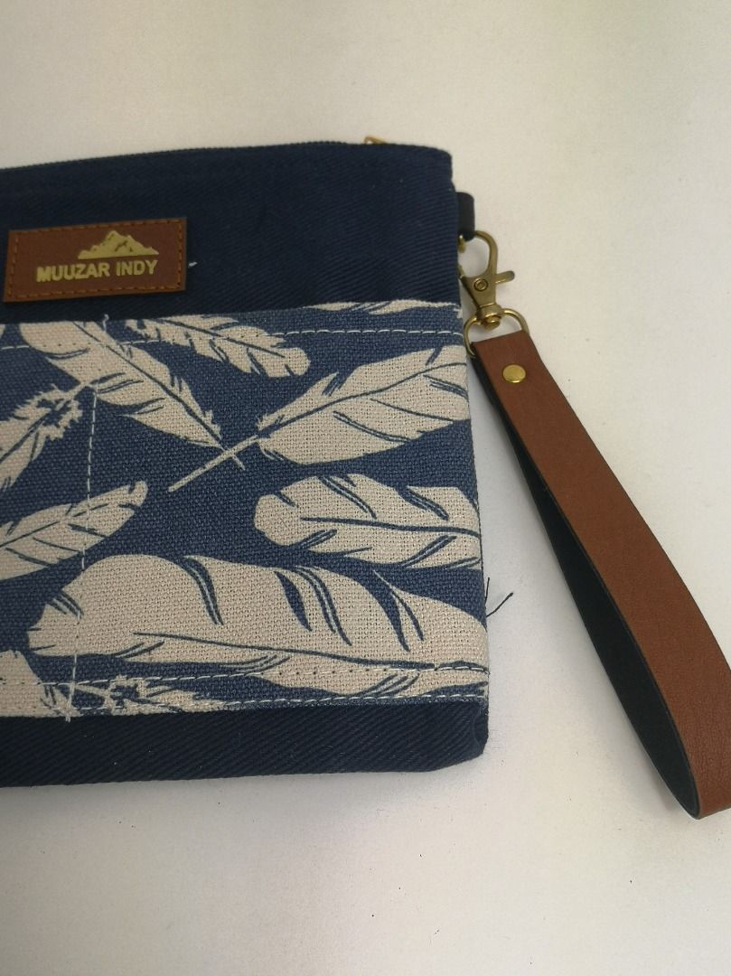 泰國手工 Muuzar Indy 無紡布藍色樹葉圖案小手袋 斜孭袋（限量款）